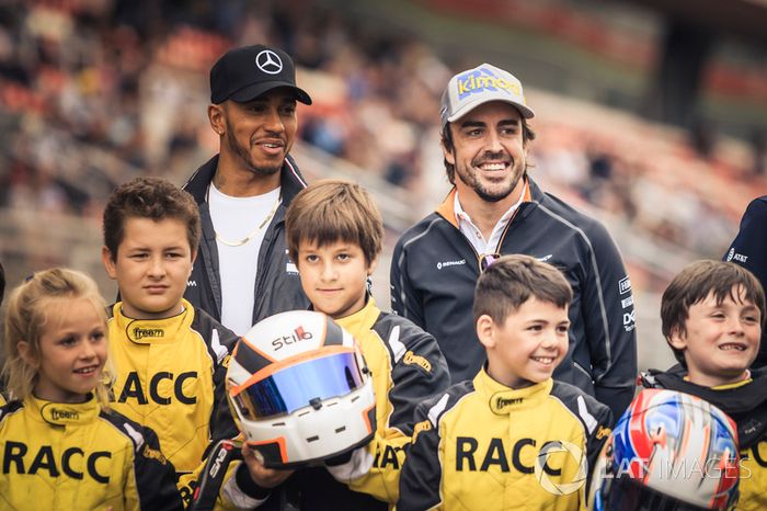 Lewis Hamilton, Mercedes-AMG F1 y Fernando Alonso, McLaren con jóvenes pilotos de Kart de RACC