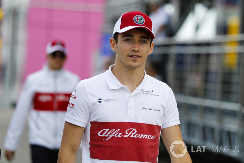 Charles Leclerc, Sauber, camina por delante de Marcus Ericsson, Sauber