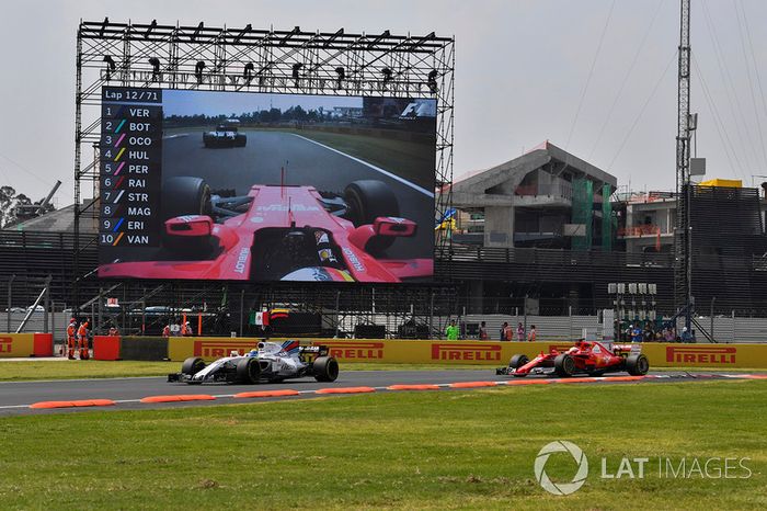 Felipe Massa, Williams FW40 y Sebastian Vettel, Ferrari SF70H