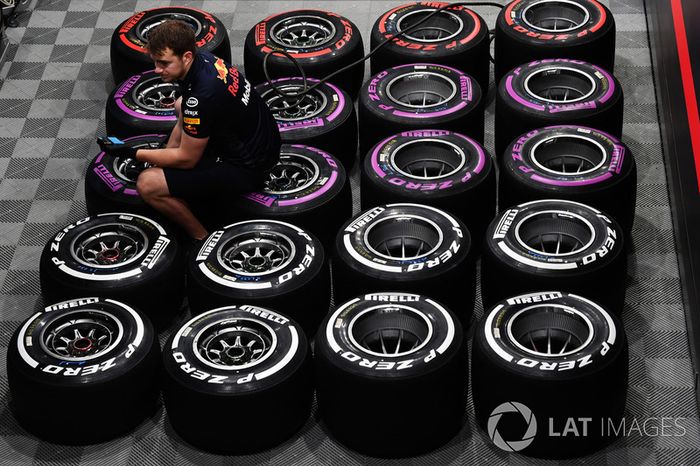 Mecánico de Red Bull Racing y neumáticos Pirelli