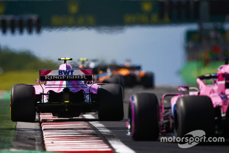 Esteban Ocon, Force India VJM11, y Sergio Perez, Force India VJM11