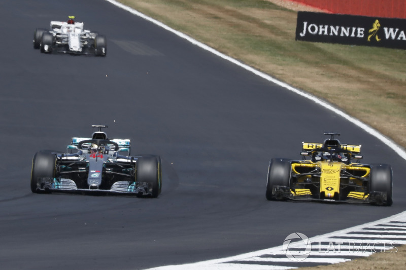 Lewis Hamilton, Mercedes-AMG F1 W09 dépasse Carlos Sainz Jr., Renault Sport F1 Team R.S. 18