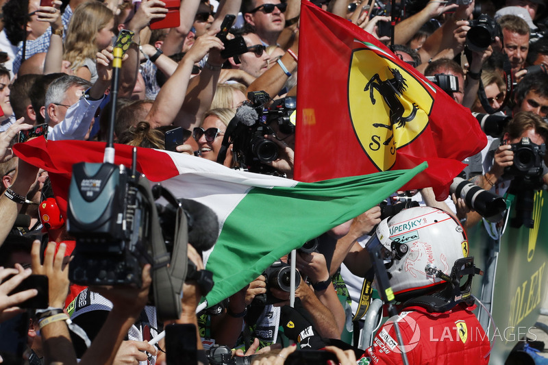 Il vincitore della gara Sebastian Vettel, Ferrari, festeggia nel parco chiuso