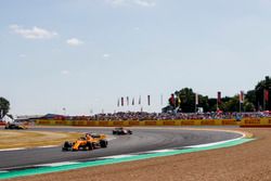 Fernando Alonso, McLaren MCL33, leads Kevin Magnussen, Haas F1 Team VF-18