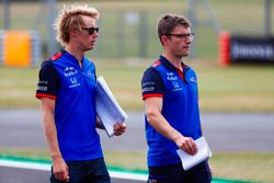 Brendon Hartley, Toro Rosso, parcourt la piste à pied