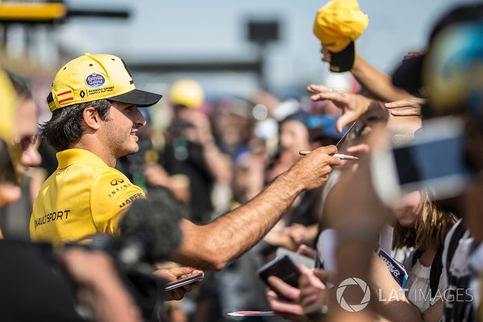 Carlos Sainz Jr., Renault Sport F1 Team firma autógrafos a los fans
