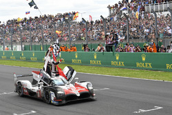 #8 Toyota Gazoo Racing Toyota TS050: Себастьян Буемі, Казукі Накадзіма та Фернандо Алонсо святкують перемогу на трасі