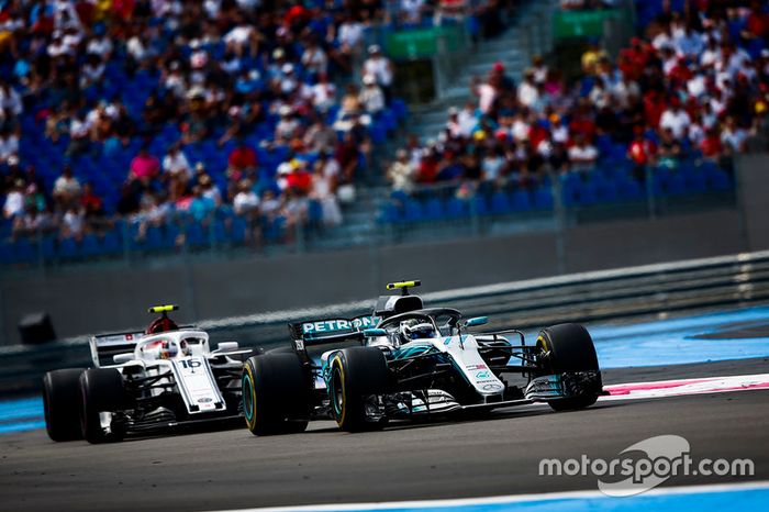 O finlandês continuou na corrida, mas com o assoalho danificado pelo incidente do início. Ele fechou somente em sétimo