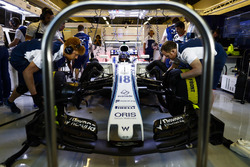 Mecánicos trabajando en el coche de Lance Stroll Williams FW40