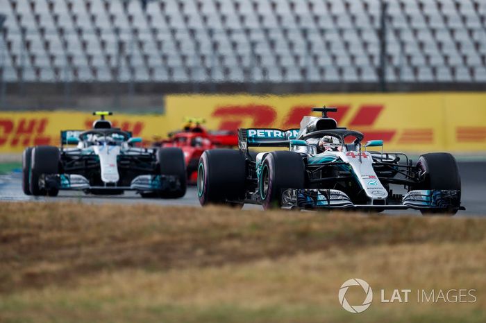 Lewis Hamilton, Mercedes AMG F1 W09, delante de Valtteri Bottas, Mercedes AMG F1 W09, y Kimi Raikkonen, Ferrari SF71H