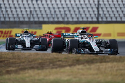 Lewis Hamilton, Mercedes AMG F1 W09, Valtteri Bottas, Mercedes AMG F1 W09, y Kimi Raikkonen, Ferrari SF71H