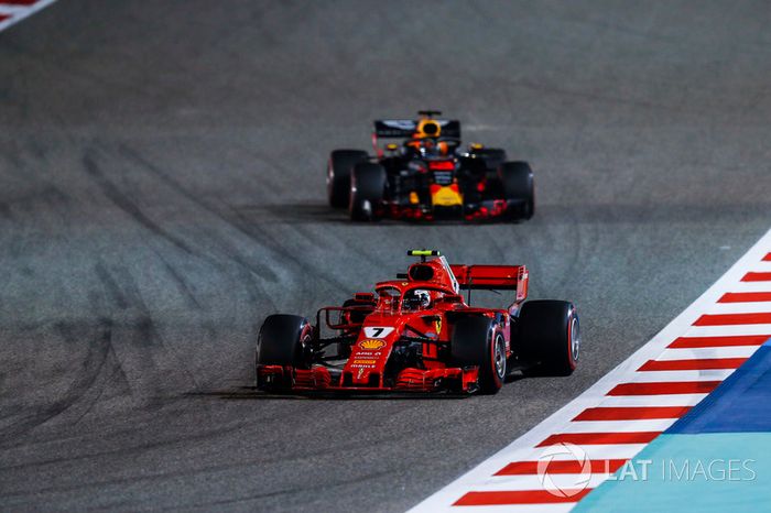 Kimi Raikkonen, Ferrari SF71H, Daniel Ricciardo, Red Bull Racing RB14 Tag Heuer
