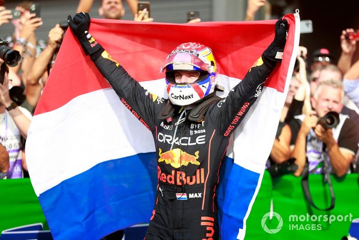 Max Verstappen, Red Bull Racing, 1ª posición, lo celebra con una bandera holandesa en el Parc Ferme