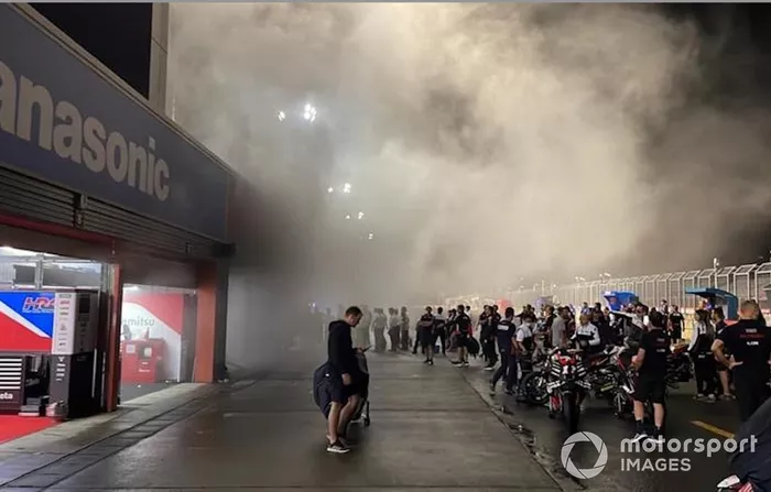 Brand in de pitbox van Marc VDS in Motegi