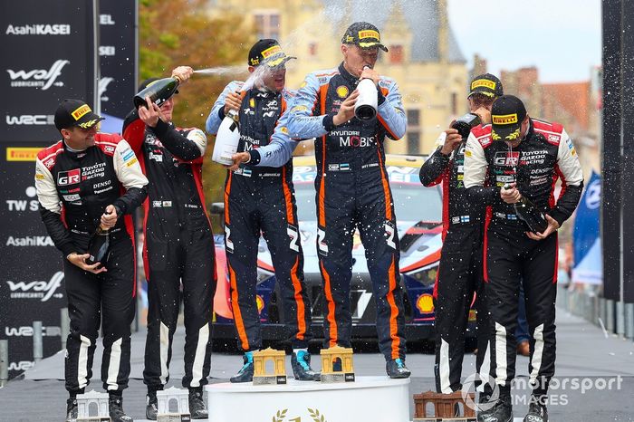 Podio: Ganadores Ott Tanak, Martin Jarveoja, Hyundai World Rally Team Hyundai i20 N Rally1, segundo lugar Elfyn Evans, Scott Martin, Toyota Gazoo Racing WRT Toyota GR Yaris Rally1, tercer lugar Esapekka Lappi, Janne Ferm, Toyota Gazoo Racing WRT Toyota GR Yaris Rally1
