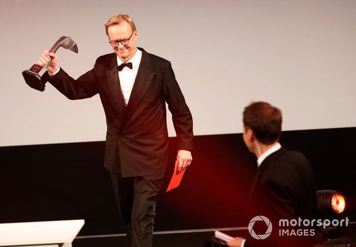 Ari Vatanen entrega el premio al mejor piloto de rally del año