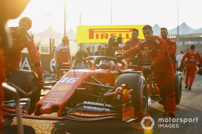 Charles Leclerc, Ferrari, arriva sulla griglia