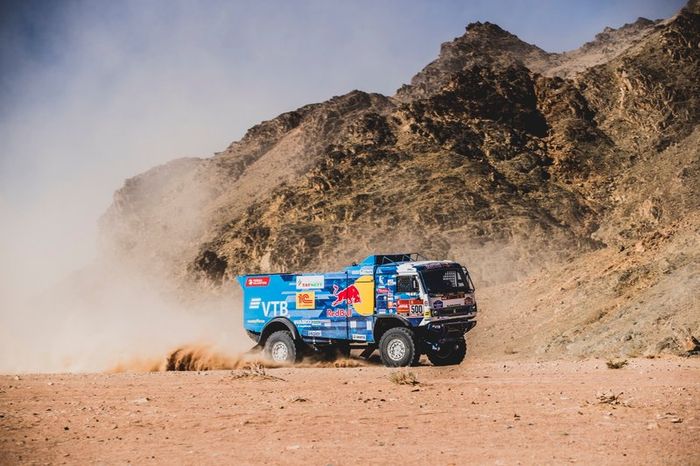 #500 Team KAMAZ Master: Eduard Nikolaev, Evgenii Iakovlev, Vladimir Rybakov