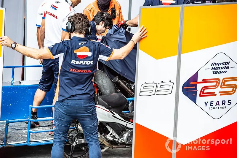 Moto de Marc Marquez, Repsol Honda Team, tras la caída