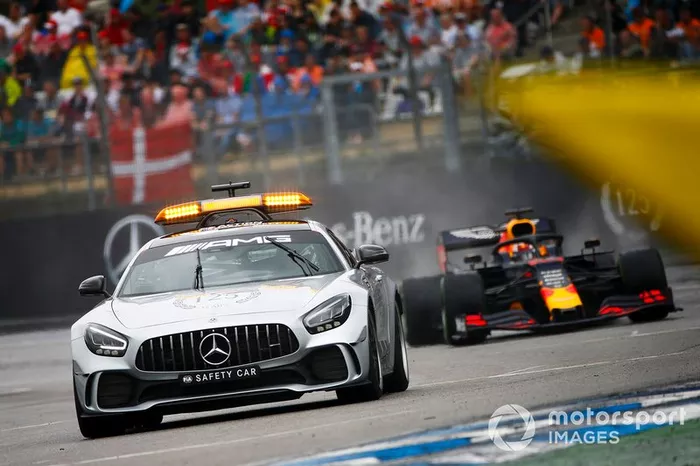 El Safety Car delante de Max Verstappen, Red Bull Racing RB15
