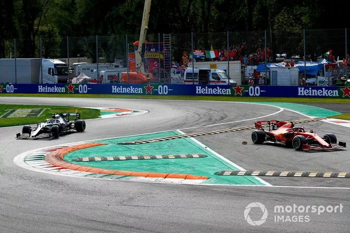 Charles Leclerc, Ferrari SF90 taglia la chicane mentre Lewis Hamilton, Mercedes AMG F1 W10 lo insegue
