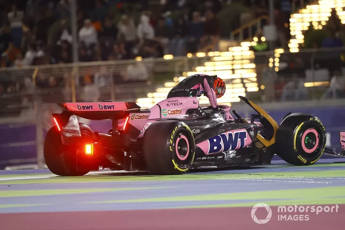 Esteban Ocon, Alpine A524, vuelve a colocar el volante en su coche