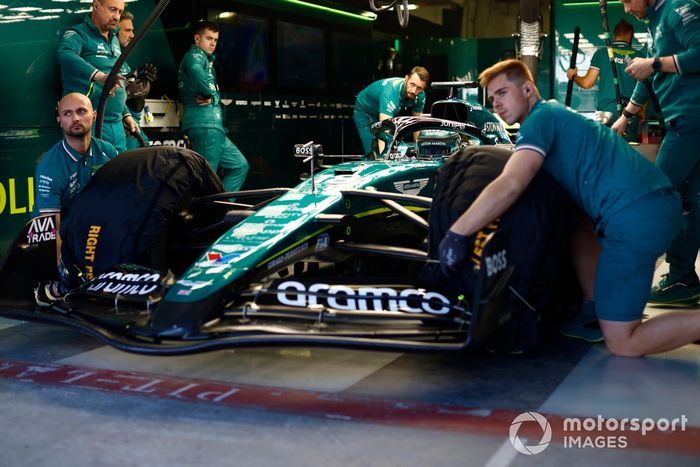 Mecánicos en el garaje con Lance Stroll, Aston Martin AMR24