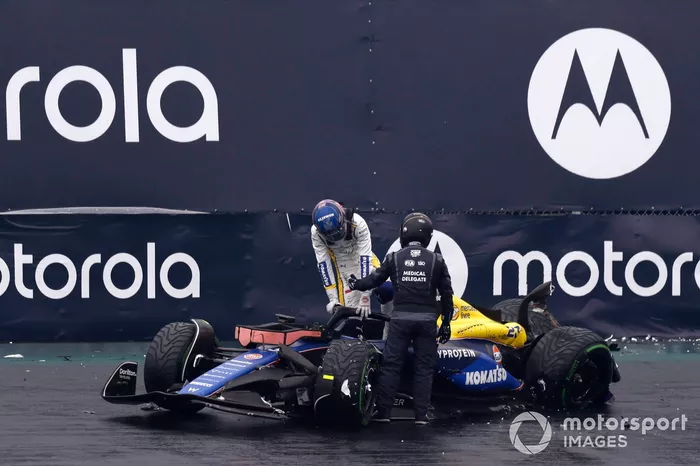 Alex Albon, Williams FW46, se baja del coche tras caerse en la calificación 