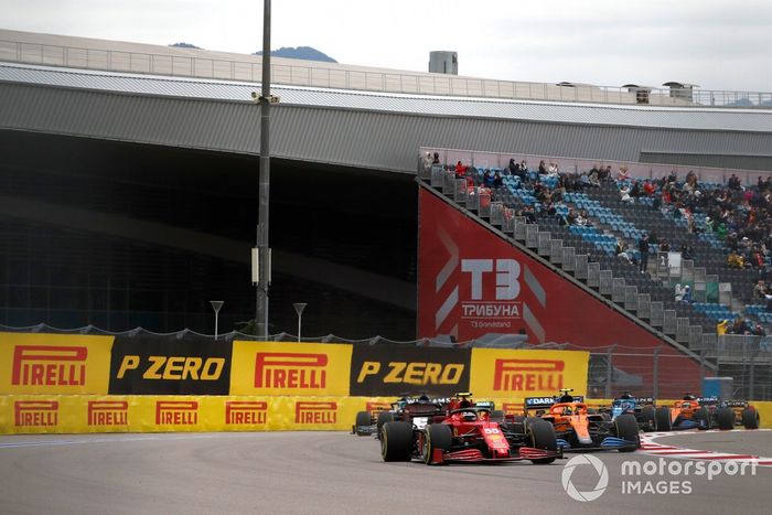 Carlos Sainz Jr, Ferrari SF21, Lando Norris, McLaren MCL35M, y George Russell, Williams FW43B.