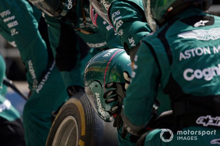 Los ingenieros de Aston Martin en el garaje de la parada de boxes