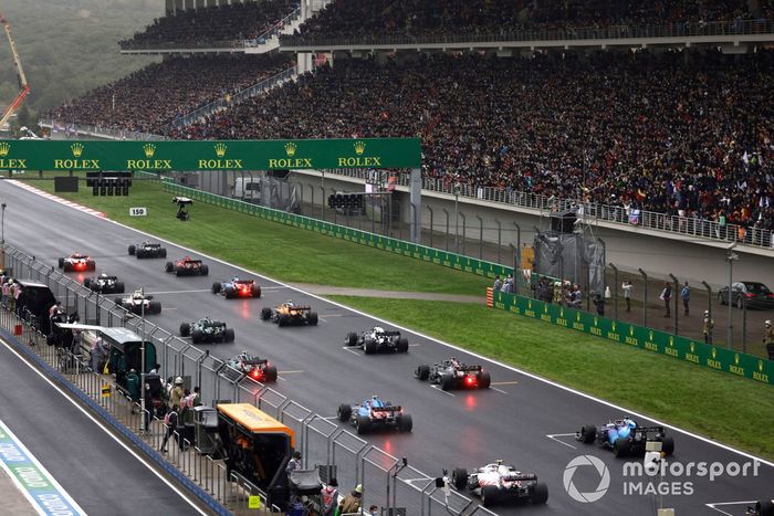 Los pilotos se alinean detrás de Valtteri Bottas, Mercedes W12, en la parrilla de salida