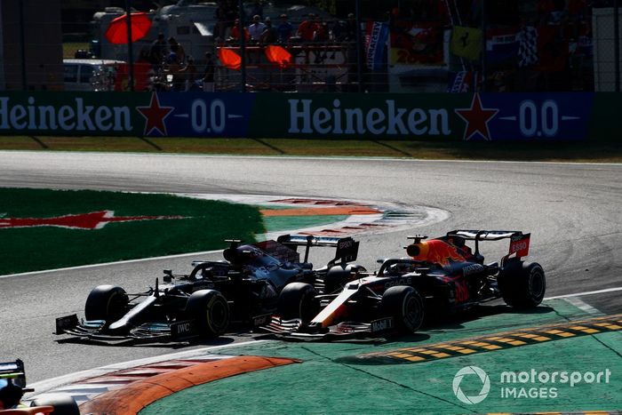 Lewis Hamilton, Mercedes W12, y Max Verstappen, Red Bull Racing RB16B chocan durante la carrera