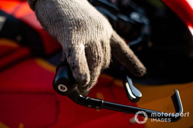Dettaglio della mano di un meccanico KTM