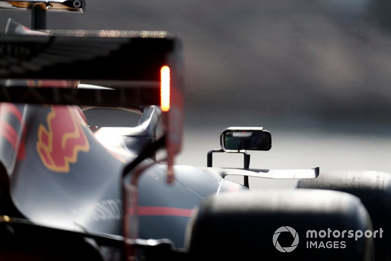 Dettaglio della luce sull'ala posteriore di Pierre Gasly, Red Bull Racing RB15