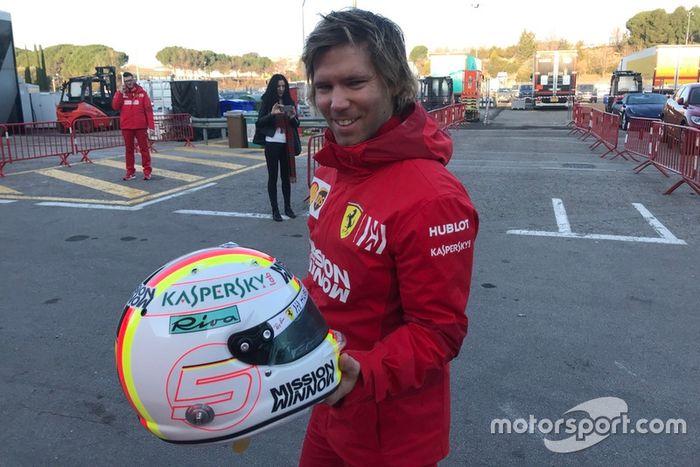 Antti Kontsas con el casco de Sebastian Vettel