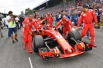 Kimi Raikkonen, Ferrari SF71H on the grid