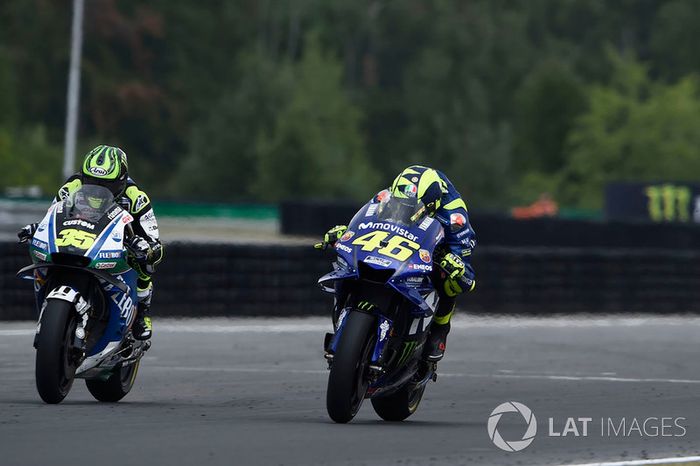 En el último momento Crutchlow se vio superado por Rossi en la lucha por la cuarta posición