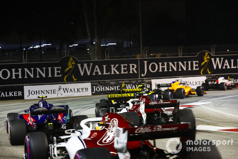 Carlos Sainz Jr., Renault Sport F1 Team R.S. 18, leads Nico Hulkenberg, Renault Sport F1 Team R.S. 18, Charles Leclerc, Sauber C37, Pierre Gasly, Scuderia Toro Rosso STR13, and Marcus Ericsson, Sauber C37