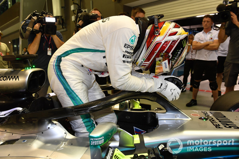 Le poleman Lewis Hamilton, Mercedes-AMG F1 W09 fête sa pole position dans le Parc Fermé