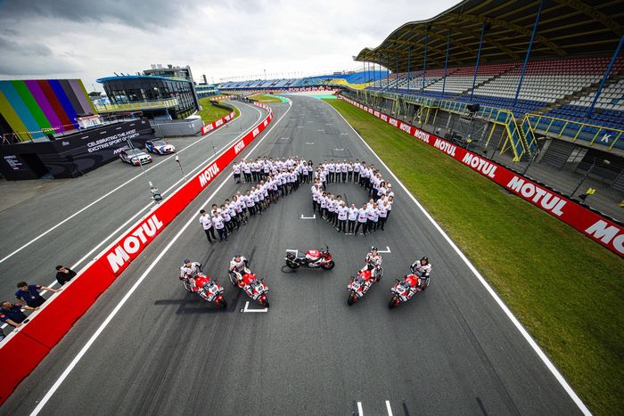 Presentación de la librea del 70 aniversario de Yamaha