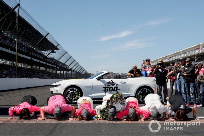 Ganador de la carrera Helio Castroneves, Meyer Shank Racing Honda besa la línea de ladrillos