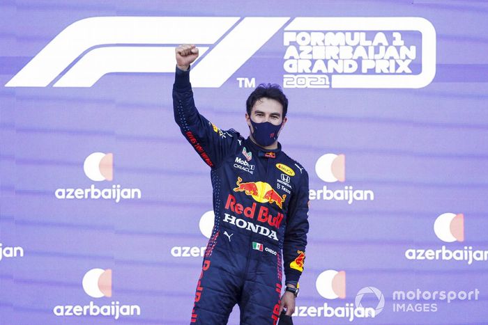 Podio: ganador de la carrera Sergio Pérez, Red Bull Racing