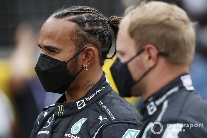 Lewis Hamilton, Mercedes, y Valtteri Bottas, Mercedes, antes de la presentación del coche de Fórmula 1 de 2022