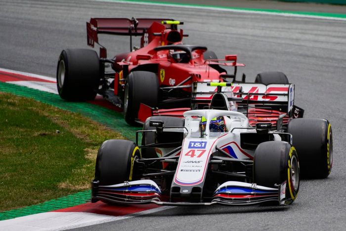 Mick Schumacher, Haas VF-21, Carlos Sainz Jr., Ferrari SF21