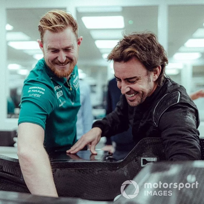 Alonso en la fábrica de Aston Martin