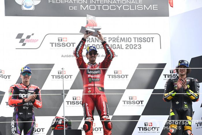 Podio: segundo lugar Maverick Viñales, Aprilia Racing Team, ganador Francesco Bagnaia, Ducati Team, tercer lugar Marco Bezzecchi, VR46 Racing Team