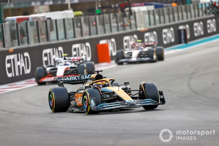 Daniel Ricciardo, McLaren MCL36, Mick Schumacher, Haas VF-22, Zhou Guanyu, Alfa Romeo C42