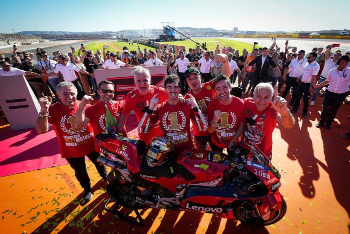 El equipo Ducati celebra la victoria con el Campeonato del Mundo Francesco Bagnaia, Equipo Ducati