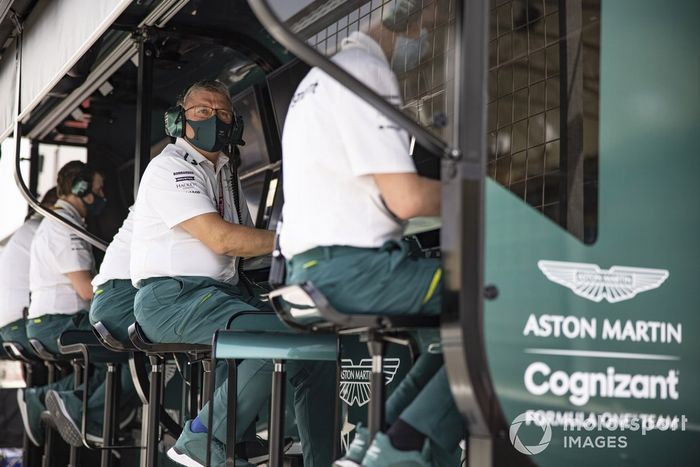 Otmar Szafnauer, director del equipo y consejero delegado de Aston Martin F1, en el muro de boxes