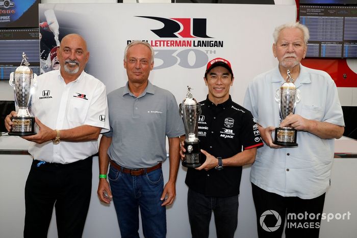 El ganador de la Indy 500 de 2020, Takuma Sato, recibe el trofeo Baby Borg-Warner de manos de Fred Lissade, presidente y director general de BorgWarner. Los propietarios del equipo Bobby Rahal y Mike Lanigan también recibieron trofeos Baby Borg-Warner.  El propietario del equipo, David Letterman, también fue homenajeado con un facsímil de su cara y un trofeo Baby Borg-Warner.